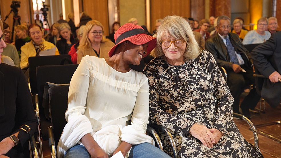 Schulter an Schulter: Waris Dirie und Alice Schwarzer. - Foto: Bettina Flitner Schulter an Schulter: Waris Dirie und Alice Schwarzer. - Foto: Bettina Flitner